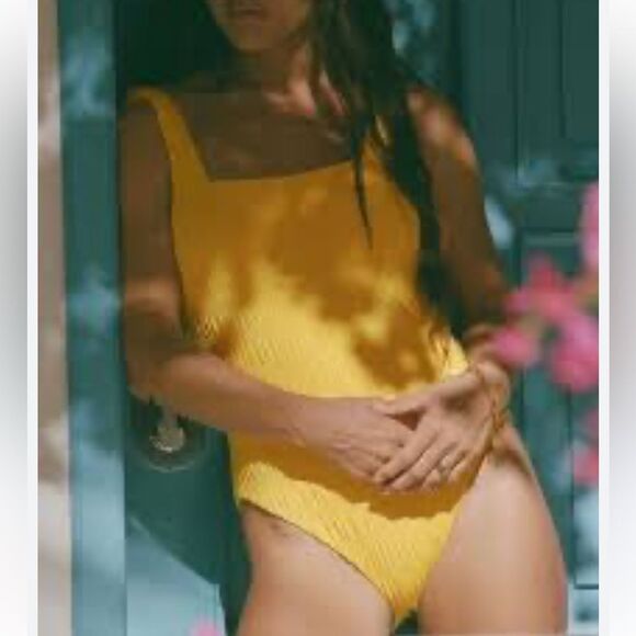 Andie The Miami Smock Detail One-Piece Swimsuit Sunstruck Yellow size L NWT - Picture 1 of 7